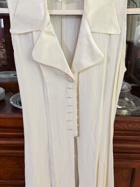 Vintage City Triangles Ivory Sleeveless Satin-Collar top